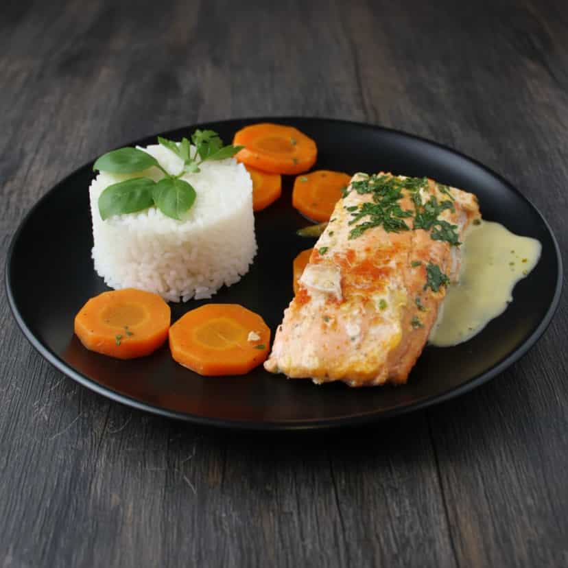 Foto deliciosa de Salmão assado com Molho de Maracujá pronta para servir - Peixes & Frutos do Mar