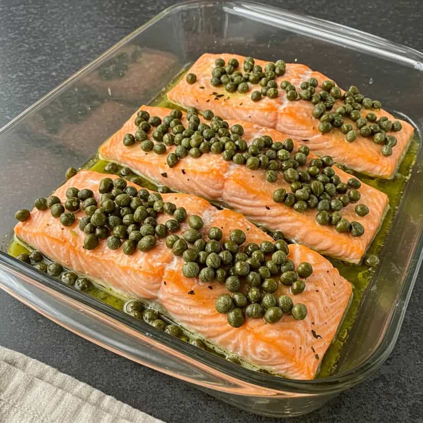 Foto deliciosa de Salmão com Alcaparras e Manteiga pronta para servir - Peixes & Frutos do Mar