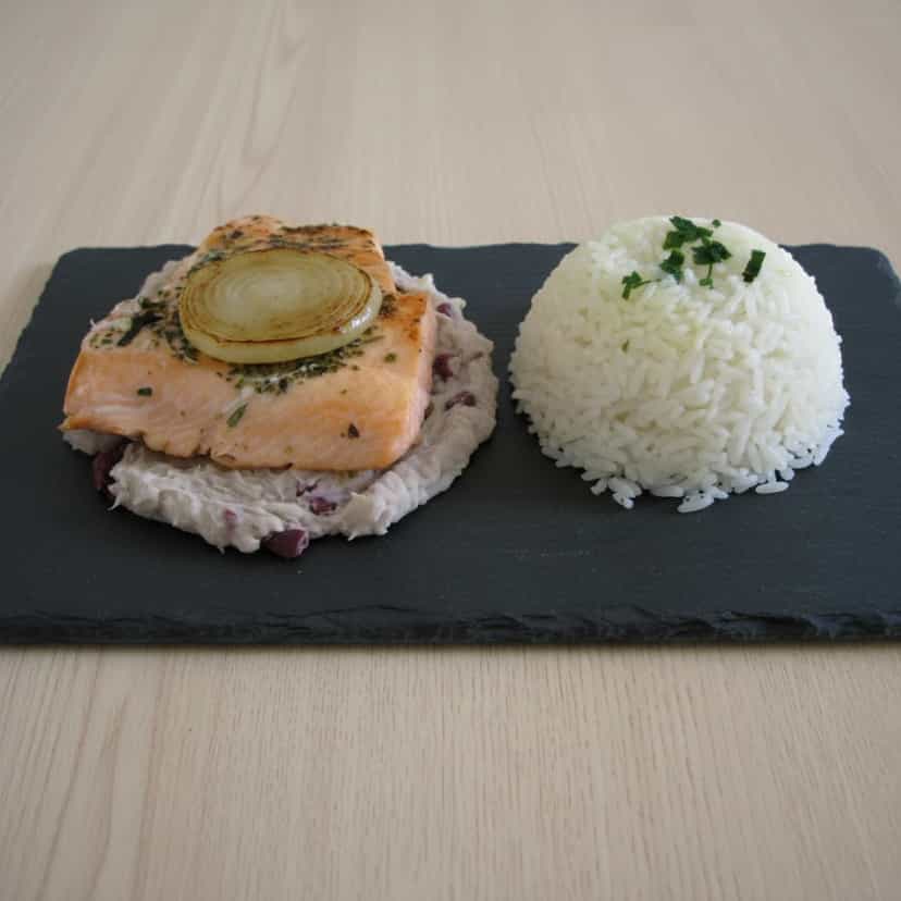 Foto deliciosa de Salmão com Purê de Inhame e Azeitonas pronta para servir - Peixes & Frutos do Mar