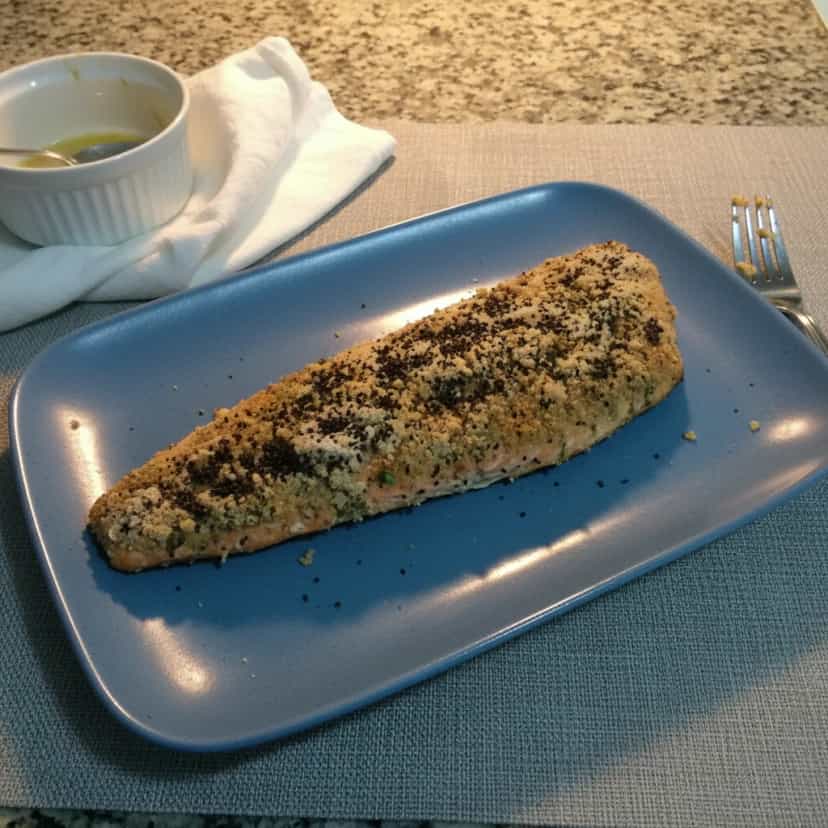 Foto deliciosa de Salmão Crocante com Farofa de Amêndoas pronta para servir - Peixes & Frutos do Mar