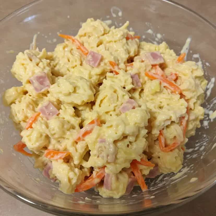 Foto deliciosa de Salpicão Clássico pronta para servir - Pratos Brasileiros Icônicos