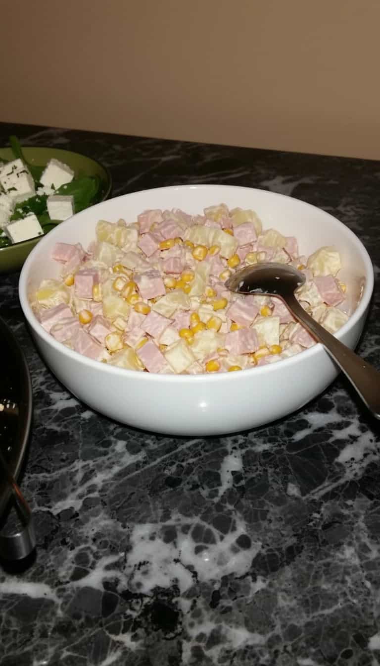 Foto deliciosa de Salpicão Tropical de Frango e Abacaxi pronta para servir - Carnes & Frango