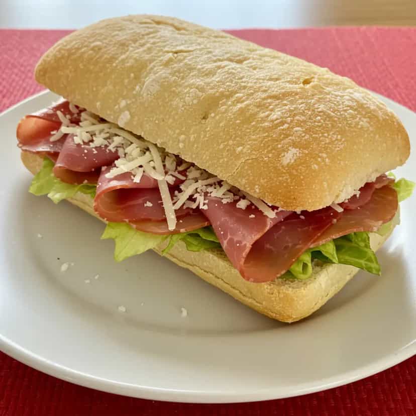 Foto deliciosa de Sanduíche de Carpaccio pronta para servir - Lanches de Padaria