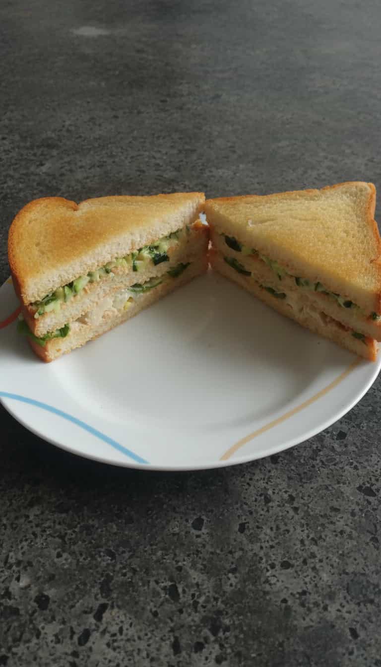 Foto deliciosa de Sanduíche de Folhas Verdes e Pepino pronta para servir - Snacks Naturais