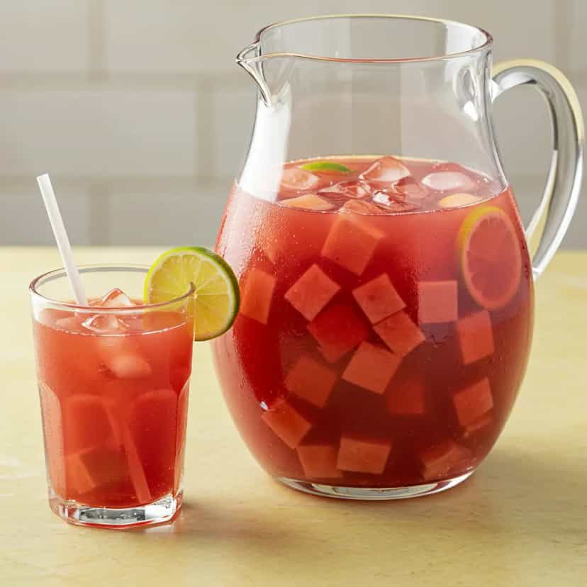 Foto deliciosa de Sangria Refrescante pronta para servir - Coquetéis
