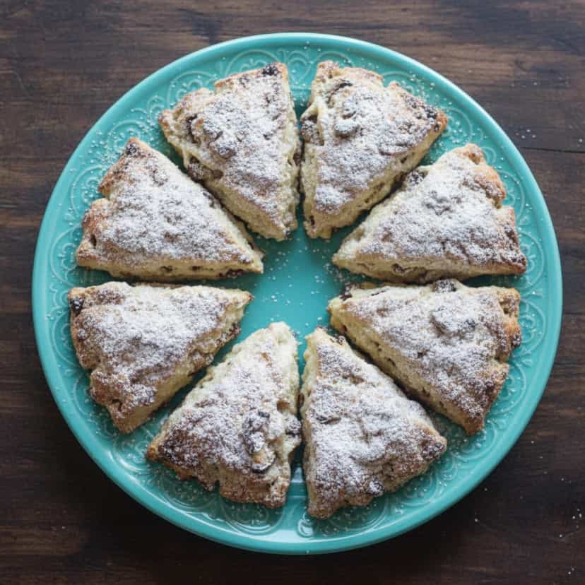 Foto deliciosa de Scones de Tâmara e Laranja pronta para servir - Lanches de Padaria