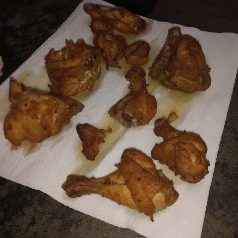 Foto deliciosa de Sobrecoxas de Frango Fritas com Cebola pronta para servir - Outras Receitas
