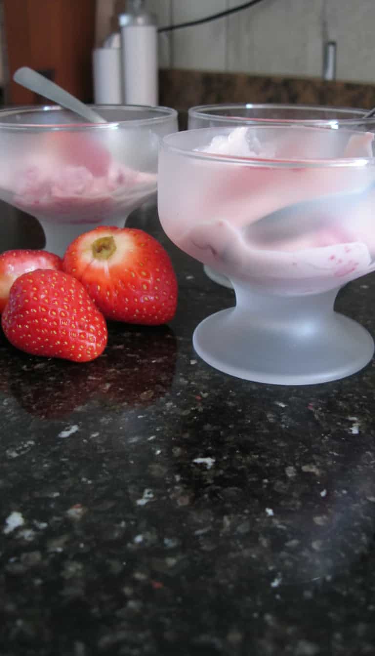 Foto deliciosa de Sobremesa Cremosa de Morango pronta para servir - Pudins & Cremes