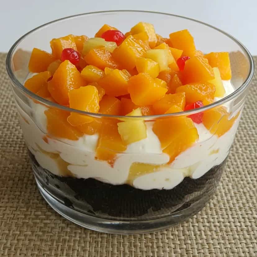 Foto deliciosa de Sobremesa Gelada em Camadas com Frutas pronta para servir - Doces Gelados & Sorvetes