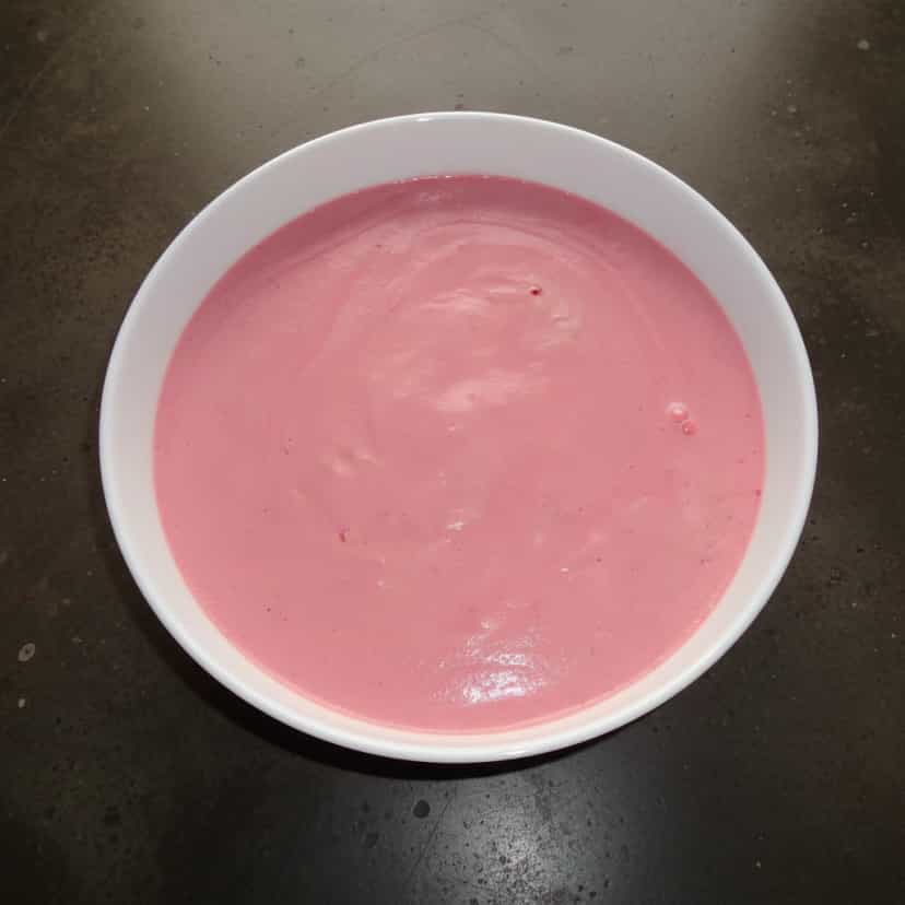Foto deliciosa de Sobremesa Montanha Russa de Morango pronta para servir - Pudins & Cremes