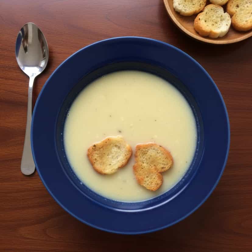 Foto deliciosa de Sopa Cremosa de Cebola e Batata pronta para servir - Sopas & Caldos
