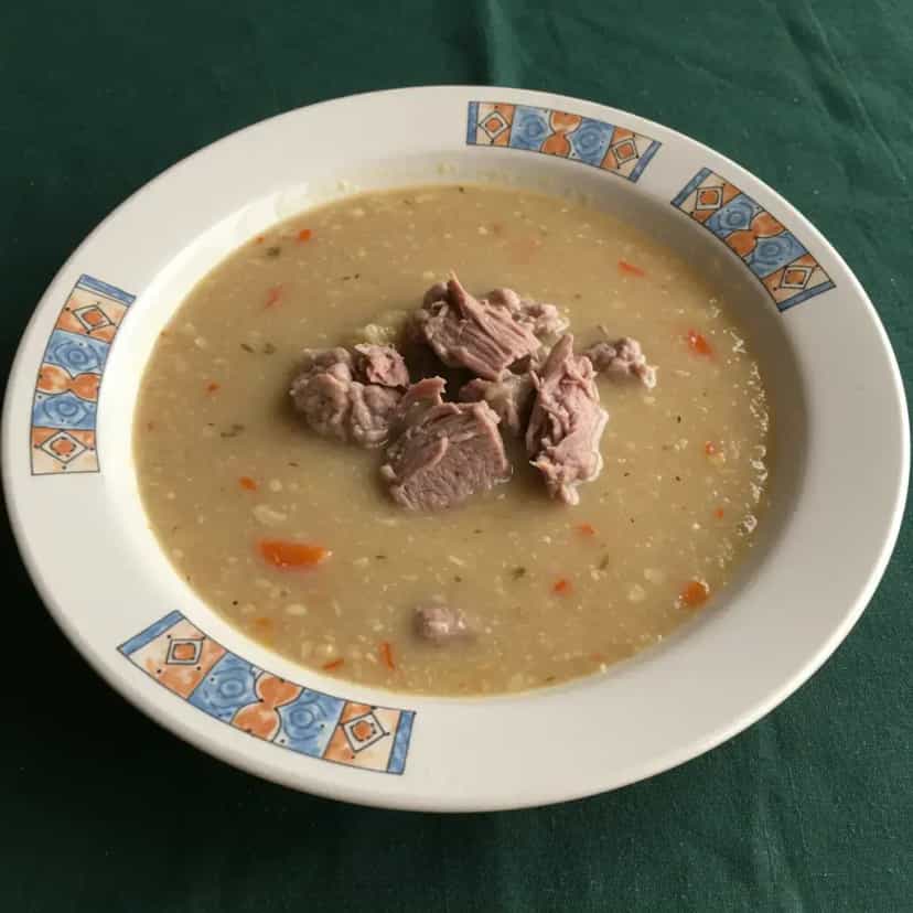 Foto deliciosa de Sopa Cremosa de Feijão com Carne pronta para servir - Sopas & Caldos