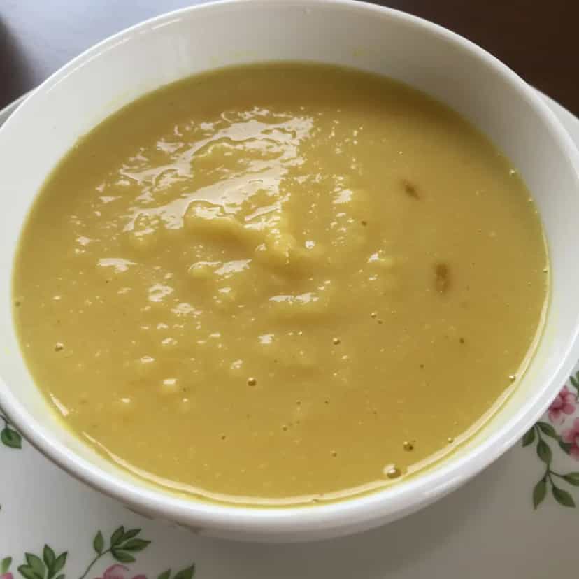 Foto deliciosa de Sopa de fubá com lingüiça pronta para servir - Sopas & Caldos