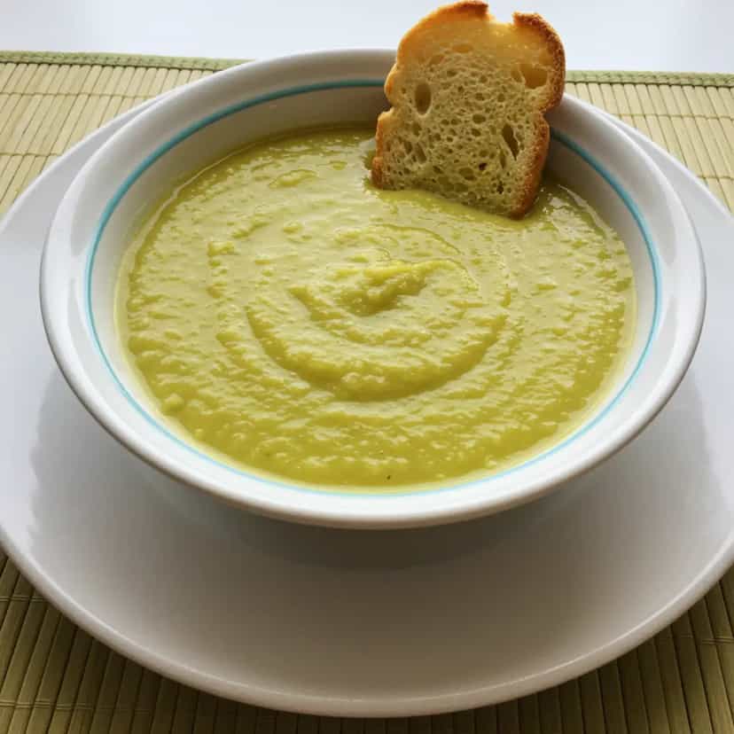 Foto deliciosa de Sopa de Ervilha com Calabresa e Bacon pronta para servir - Sopas & Caldos