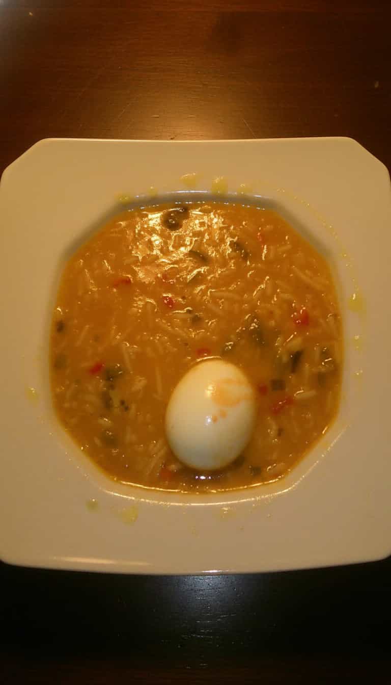 Foto deliciosa de Sopa de Feijão com Ovos Caipira pronta para servir - Sopas & Caldos