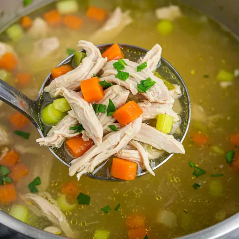 Foto deliciosa de Sopa de Galinha Caseira pronta para servir - Sopas & Caldos