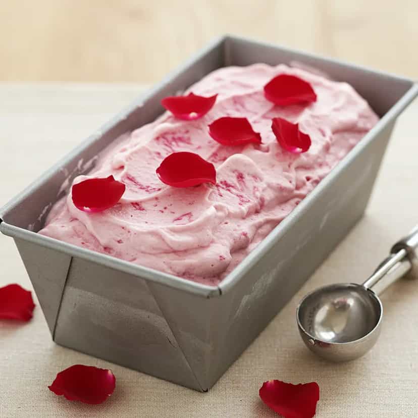 Foto deliciosa de Sorvete Artesanal de Rosas pronta para servir - Doces Gelados & Sorvetes