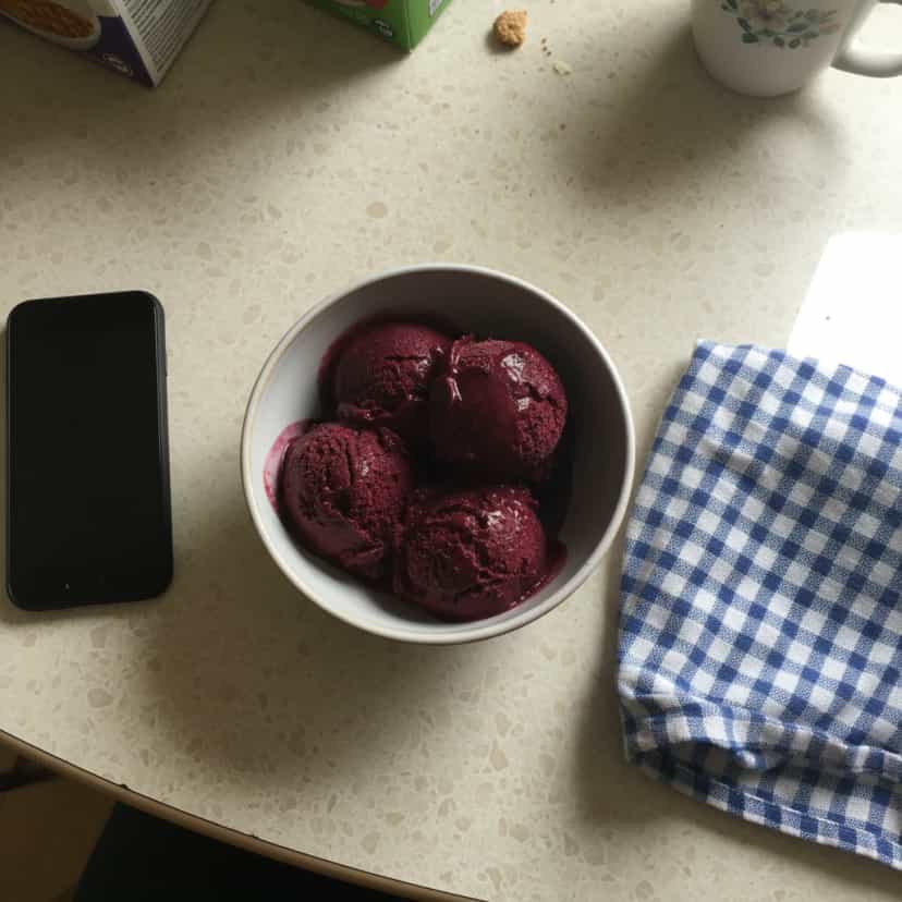 Foto deliciosa de Sorvete Cremoso de Açaí pronta para servir - Doces Gelados & Sorvetes