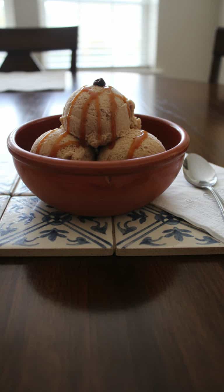 Foto deliciosa de Sorvete Cremoso de Ameixa Preta pronta para servir - Doces Gelados & Sorvetes