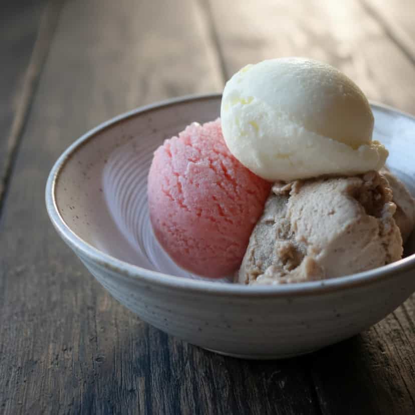 Foto deliciosa de Sorvete Cremoso de Gelatina pronta para servir - Doces Gelados & Sorvetes