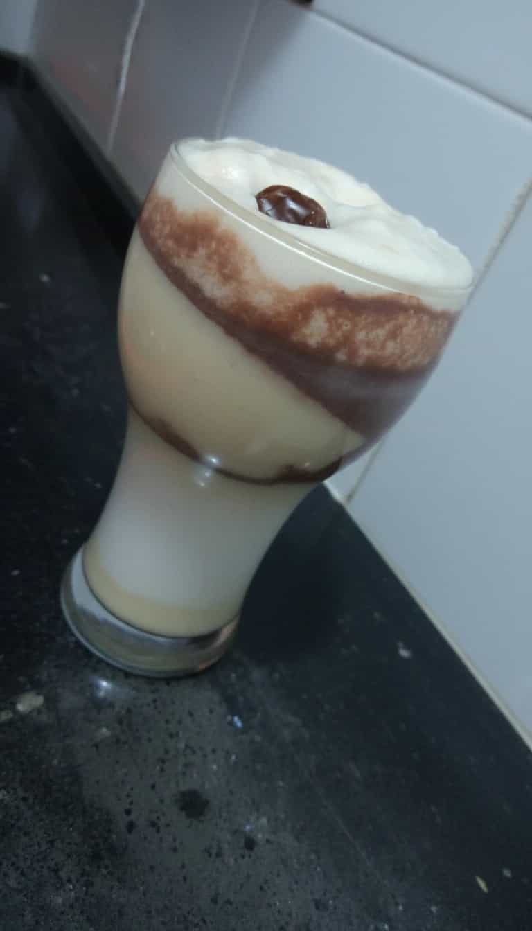 Foto deliciosa de Sorvete de Chocolate com Doce de Leite pronta para servir - Doces Gelados & Sorvetes