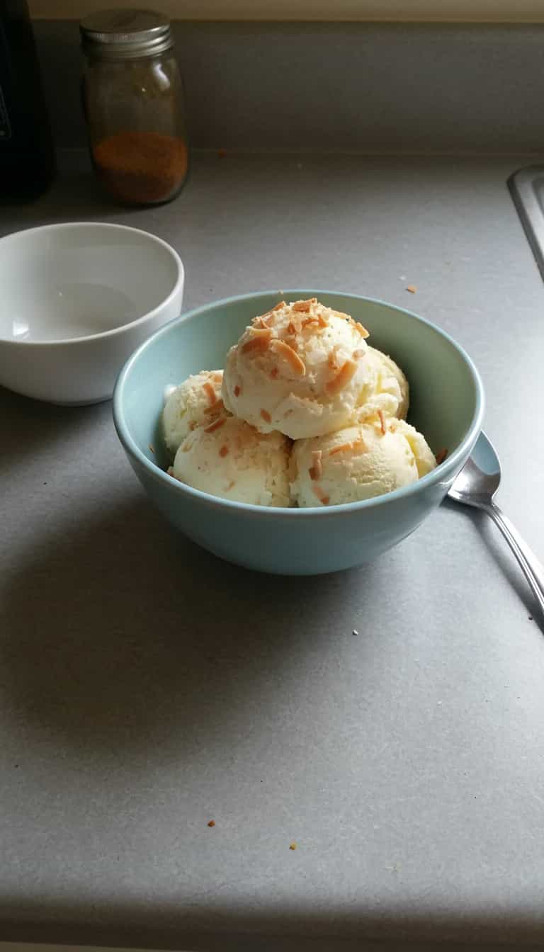 Foto deliciosa de Sorvete de Coco com Beijinho Cremoso pronta para servir - Doces Gelados & Sorvetes