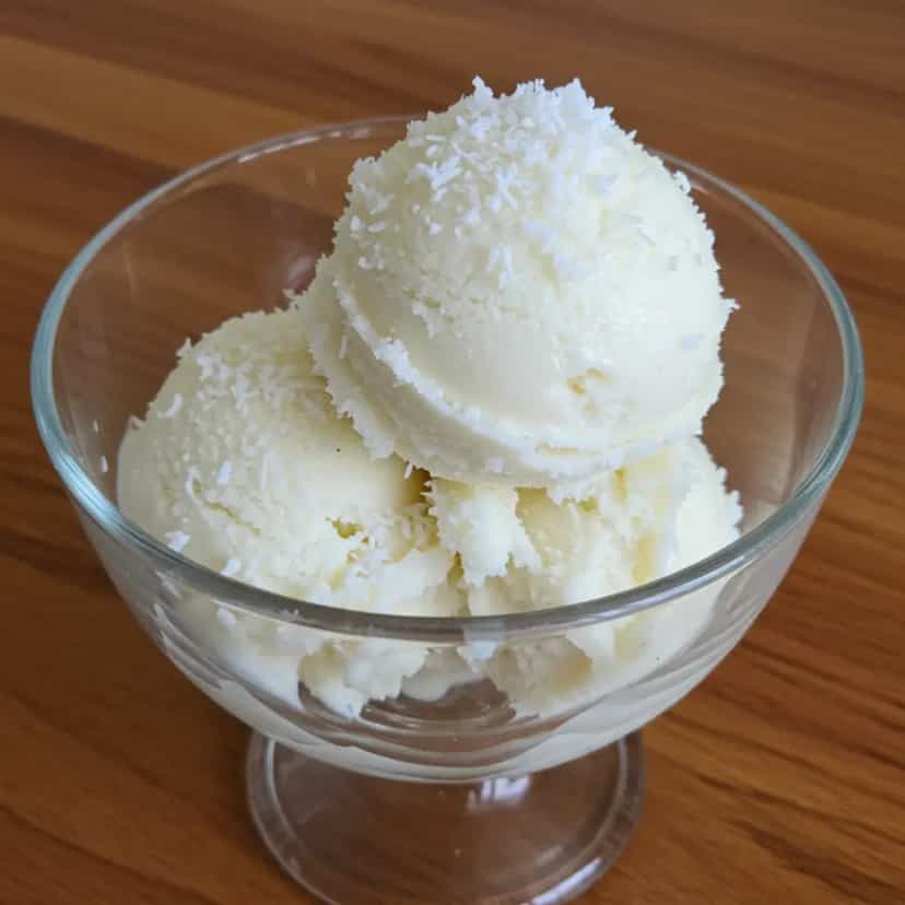 Foto deliciosa de Sorvete de Coco Cremoso pronta para servir - Doces Gelados & Sorvetes