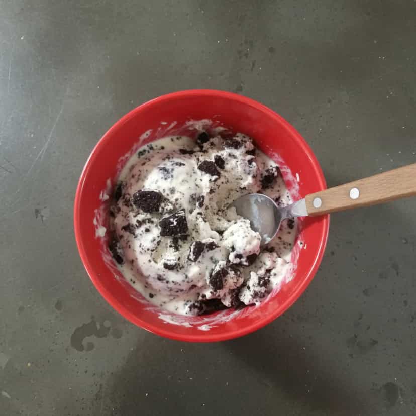 Foto deliciosa de Sorvete de Oreo Cremoso pronta para servir - Doces Gelados & Sorvetes