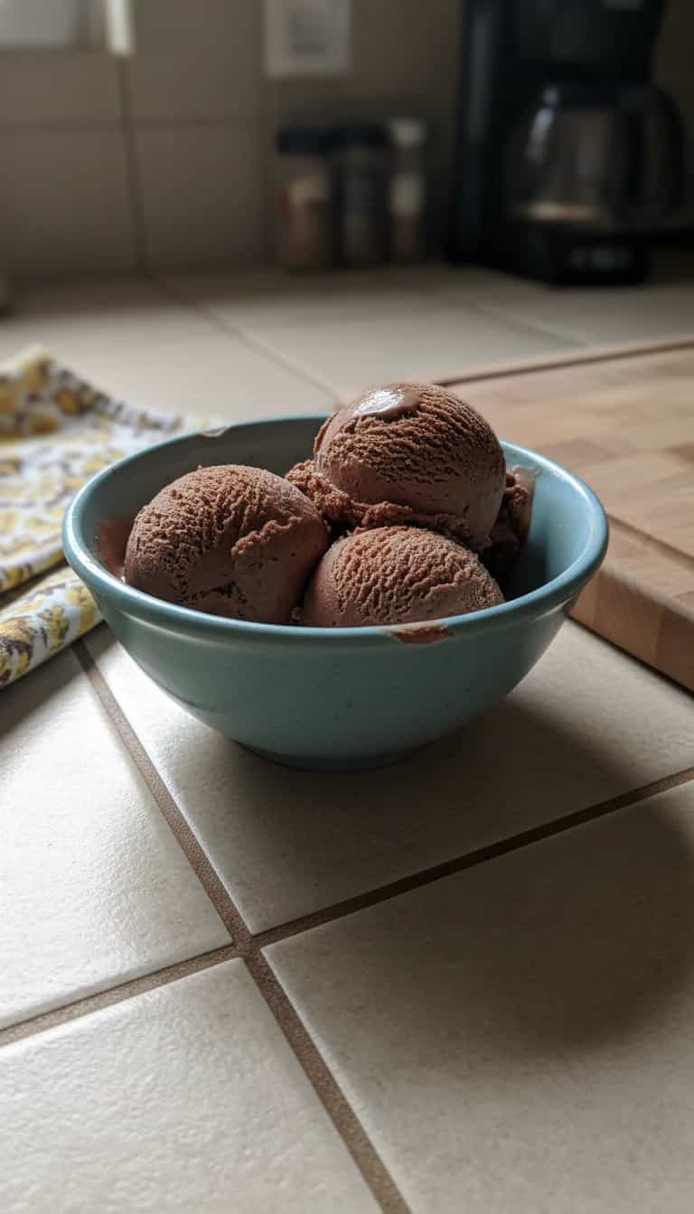 Foto deliciosa de Sorvete Light de Chocolate Cremoso pronta para servir - Doces Gelados & Sorvetes