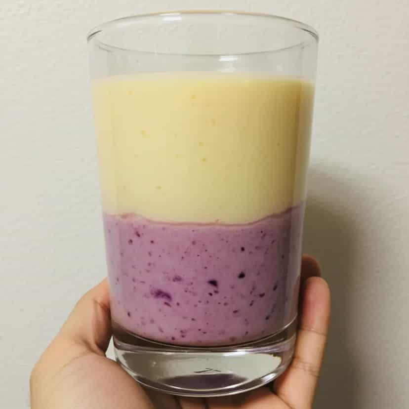 Foto deliciosa de Suco Bifásico de Morango e Maracujá pronta para servir - Sucos & Smoothies