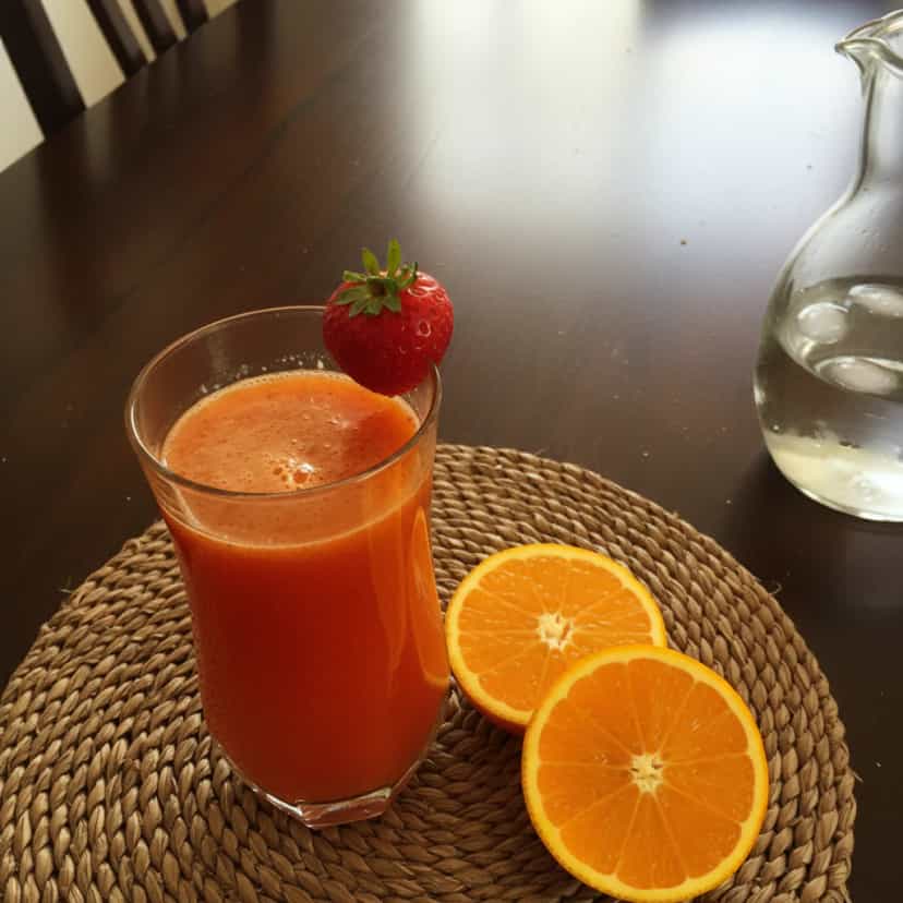 Foto deliciosa de Suco de Laranja com Morango pronta para servir - Sucos & Smoothies