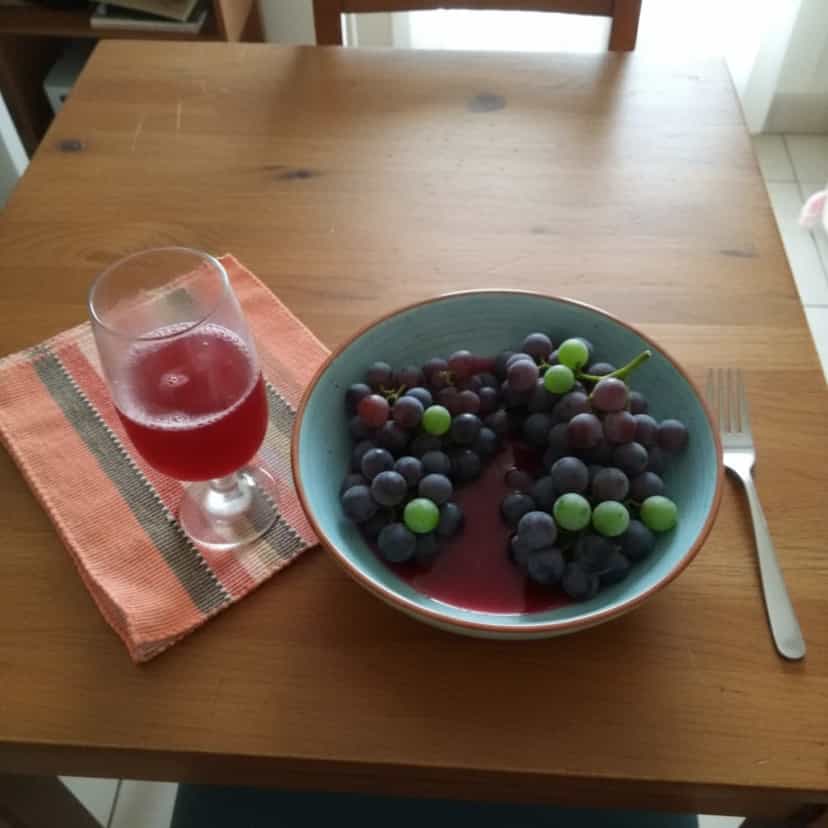 Foto deliciosa de Suco Integral de Uva pronta para servir - Sucos & Smoothies