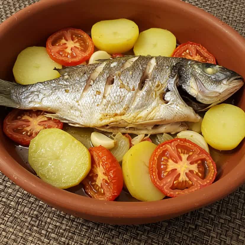 Foto deliciosa de Tainha Recheada na Telha pronta para servir - Peixes & Frutos do Mar