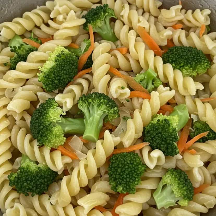 Foto deliciosa de Talharim com Brócolis e Bacon pronta para servir - Outras Receitas