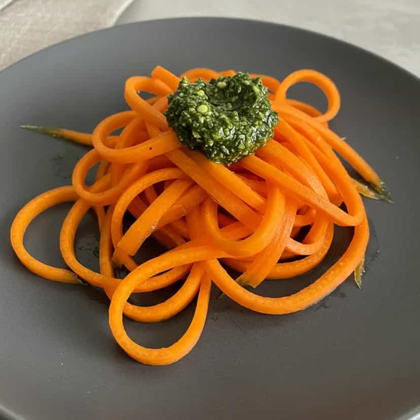 Foto deliciosa de Talharim de Cenoura com Pesto de Ramas pronta para servir - Outras Receitas