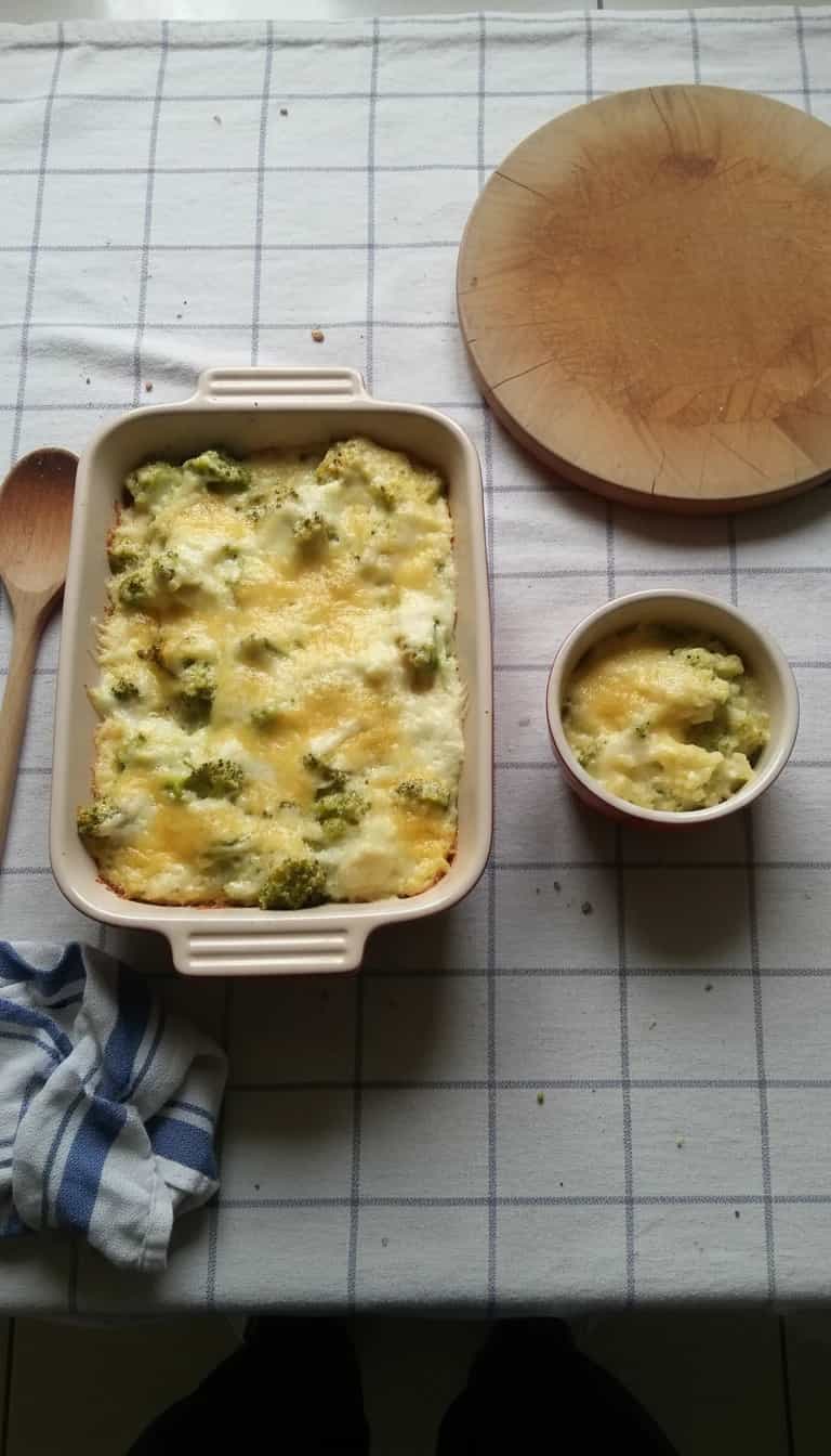 Foto deliciosa de Tigela de Brócolis gratinada pronta para servir - Bowls & Noodles