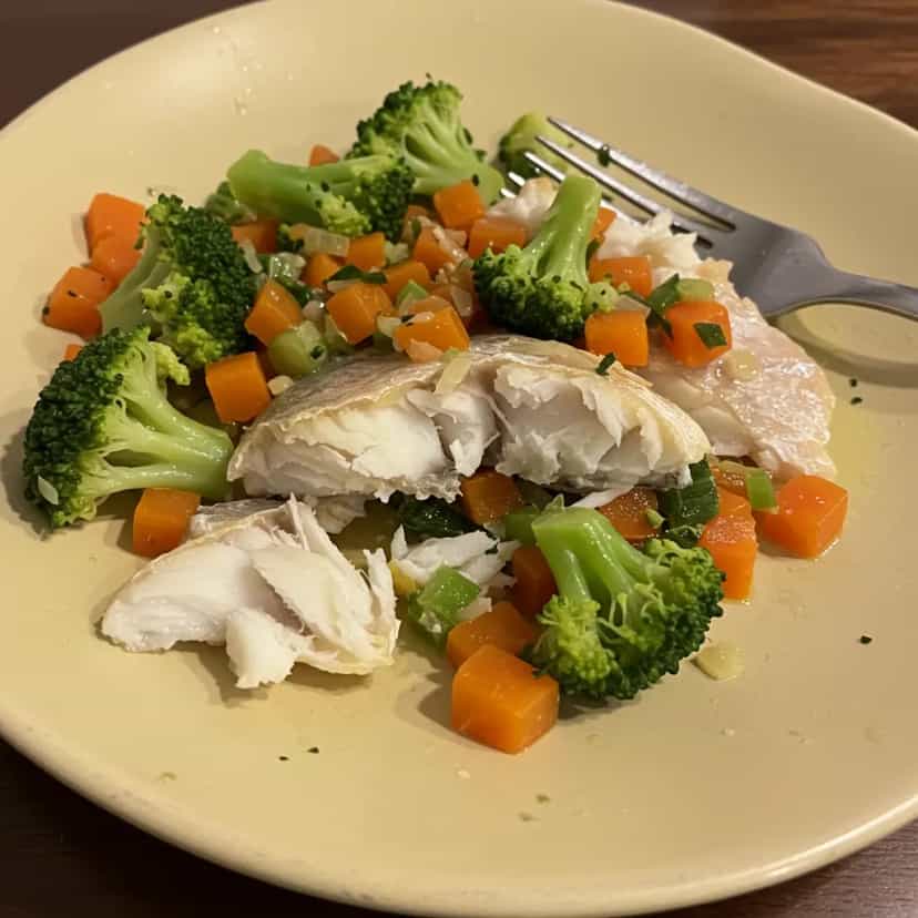 Foto deliciosa de Tilápia ao Molho de Legumes pronta para servir - Peixes & Frutos do Mar