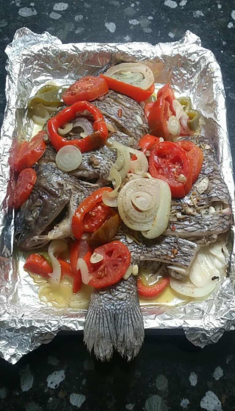 Foto deliciosa de Tilápia Assada com Batata e Pimentões pronta para servir - Peixes & Frutos do Mar