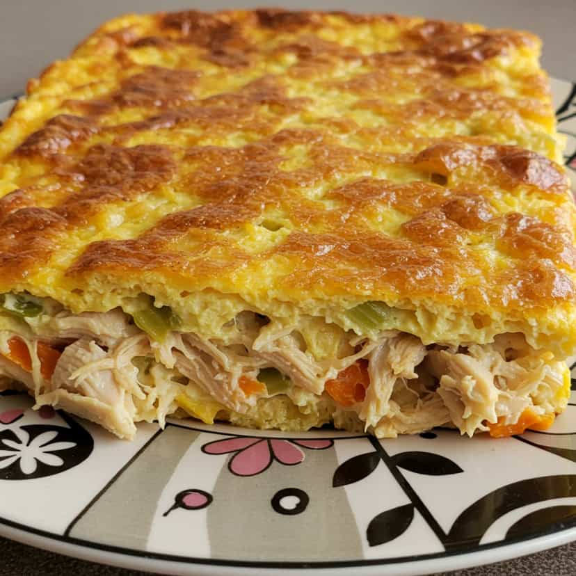 Foto deliciosa de Torta Colorida de Frango pronta para servir - Carnes & Frango