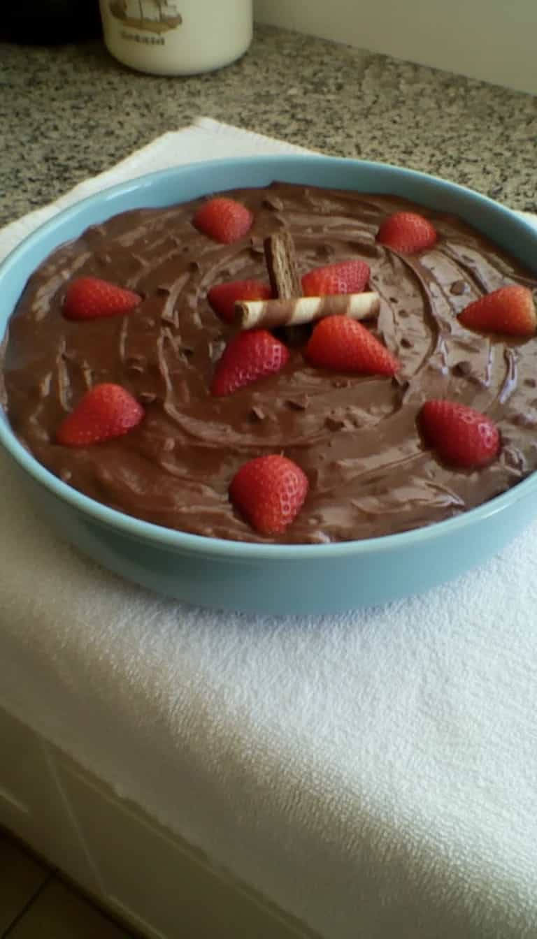 Foto deliciosa de Torta Cremosa de Bis e Chocolate pronta para servir - Tortas & Tortinhas
