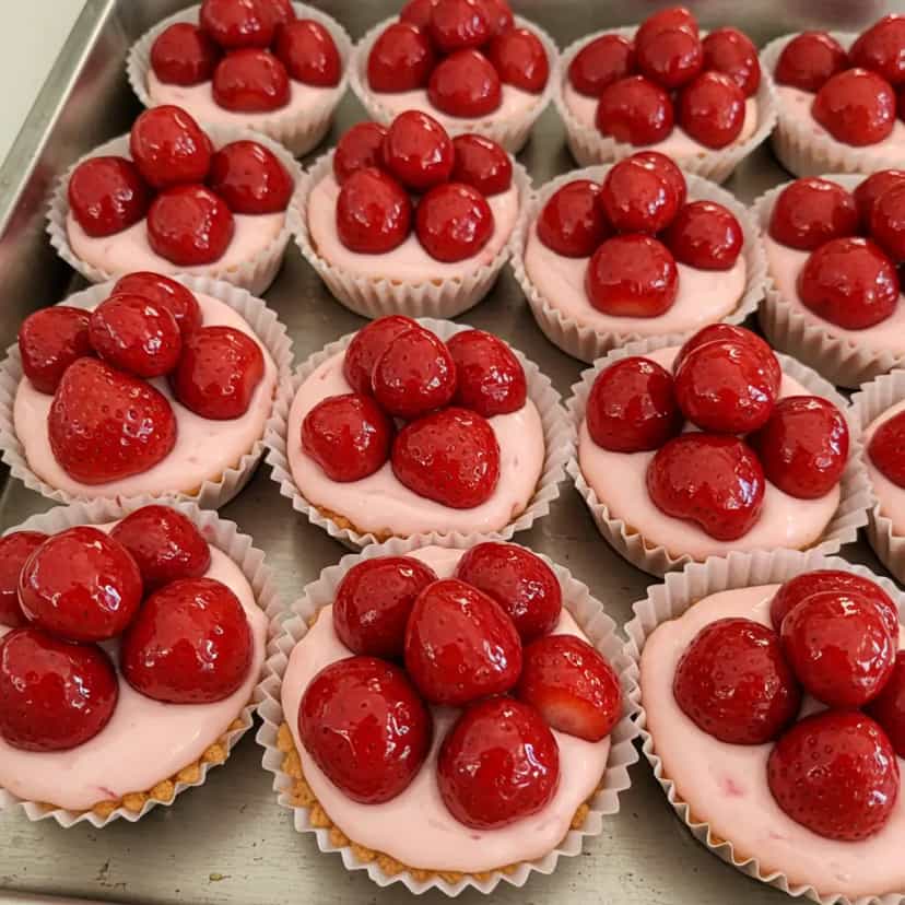 Foto deliciosa de Torta Cremosa de Morango pronta para servir - Tortas & Tortinhas