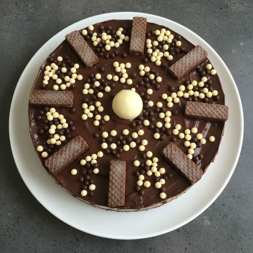 Foto deliciosa de Torta de Bis e Chocolate Meio Amargo pronta para servir - Tortas & Tortinhas