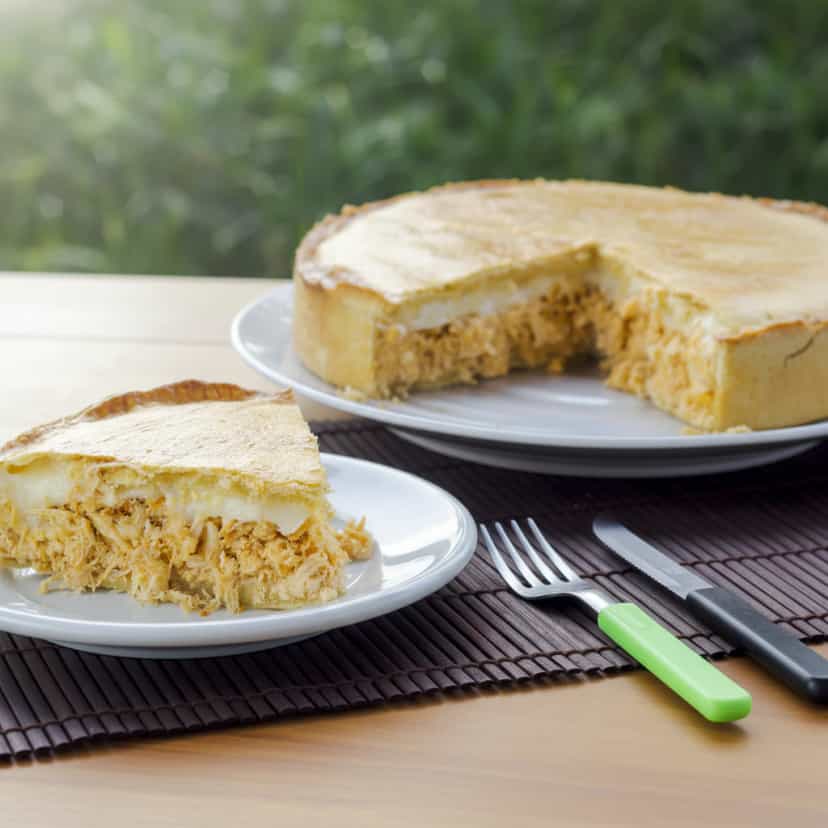 Foto deliciosa de Torta de Frango com Requeijão pronta para servir - Tortas Salgadas