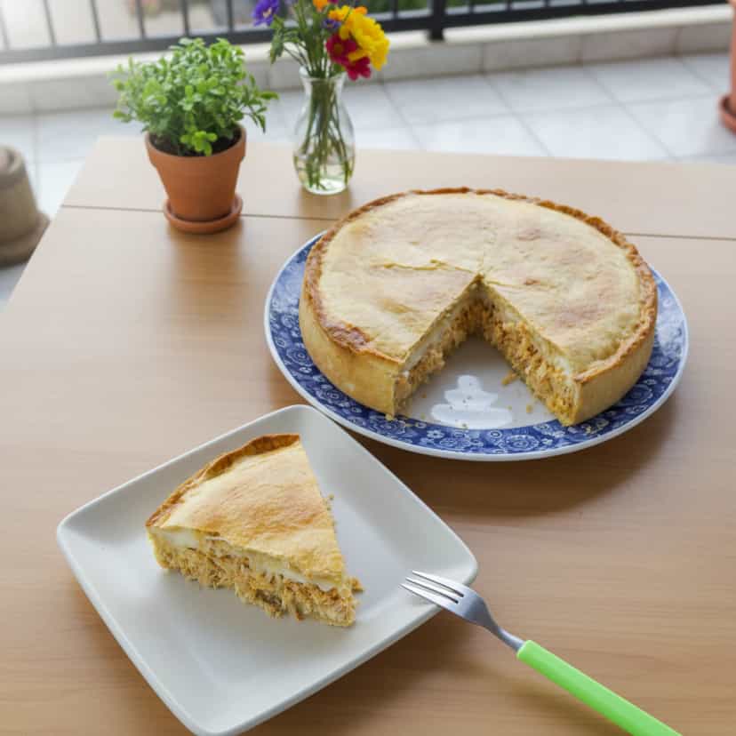 Foto deliciosa de Torta de Frango e Batata Palha pronta para servir - Tortas Salgadas
