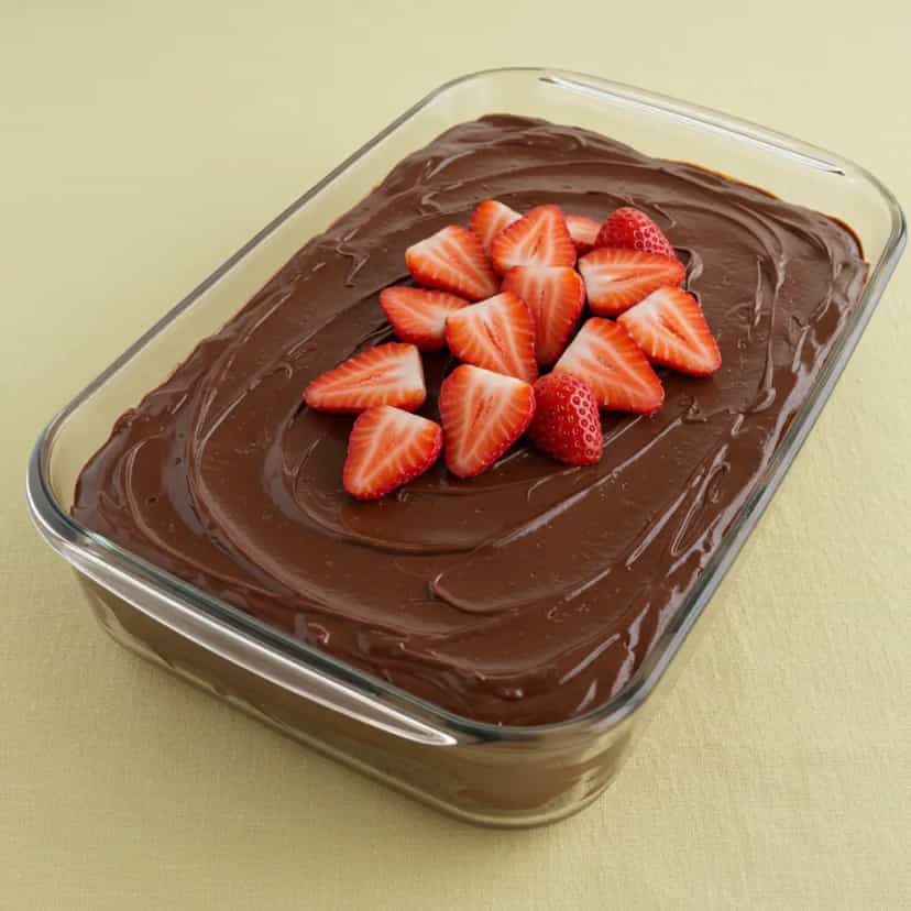 Foto deliciosa de Torta de Morango com Recheio Cremoso pronta para servir - Tortas & Tortinhas