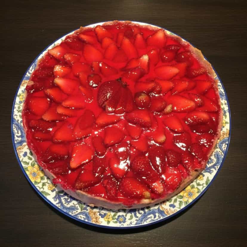 Foto deliciosa de Torta de Morango Fácil e Deliciosa pronta para servir - Tortas & Tortinhas