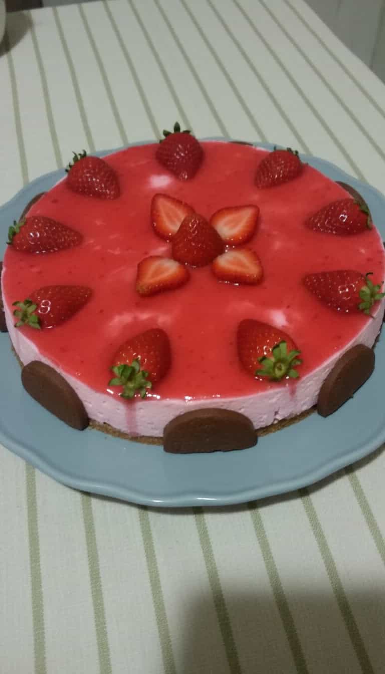 Foto deliciosa de Torta Holandesa com Morangos pronta para servir - Tortas & Tortinhas