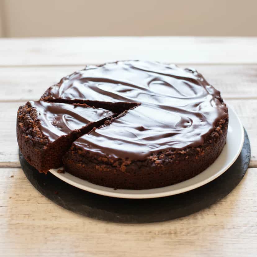 Foto deliciosa de Torta Low Carb de Chocolate e Abacate pronta para servir - Tortas & Tortinhas