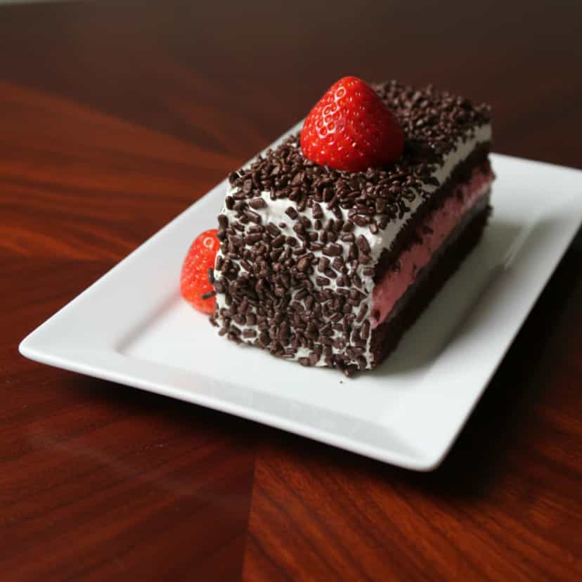 Foto deliciosa de Torta Napolitana Trufada pronta para servir - Tortas & Tortinhas
