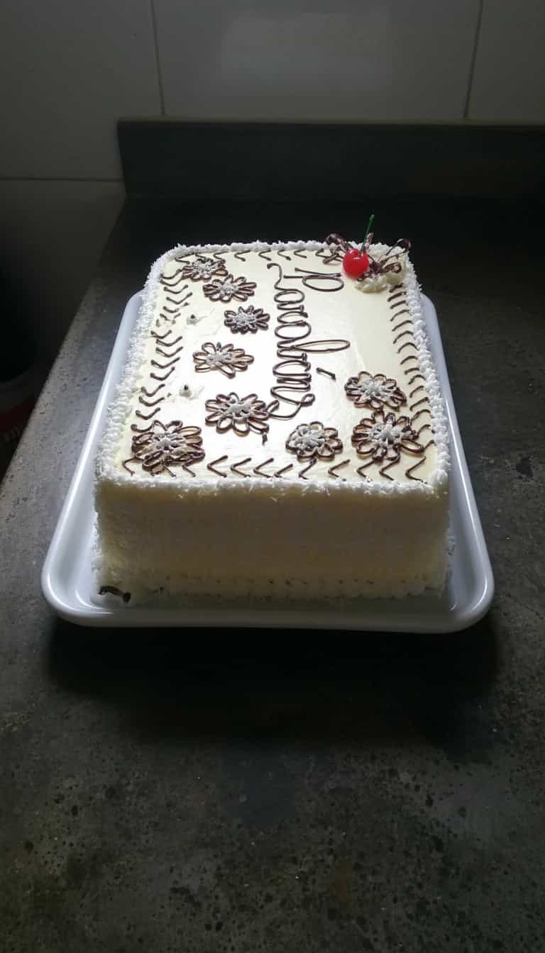 Foto deliciosa de Torta Três Chocolates: Ouro Branco pronta para servir - Tortas & Tortinhas